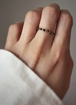 Elastic black spinel ring with gold-plated balls