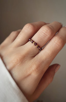 Elastic ring with natural garnet stones