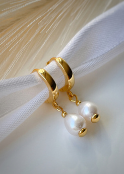 3 cm gold-plated, faceted hoop earrings