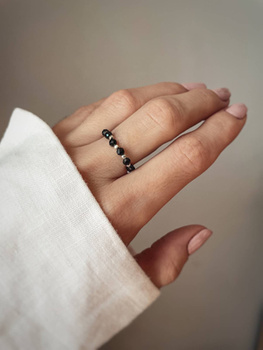 Elastic ring with natural black spinel stones