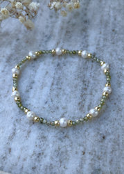 Bracelet on an elastic band with khaki cubic zirconia and natural pearl