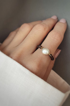 Elastic ring with natural smoky quartz and pearl stones