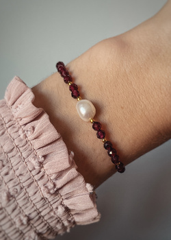 Bracelet natural stones garnet pearl silk thread