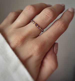 Elastic ring with natural amethyst stones