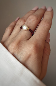 Elastic ring with natural stones, garnet and pearl