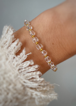 Bracelet on an elastic band with khaki cubic zirconia and natural pearl