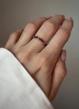 Elastic ring with natural garnet stones