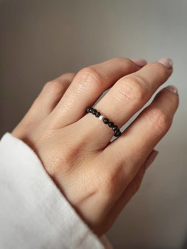 Elastic ring with natural obsidian stones