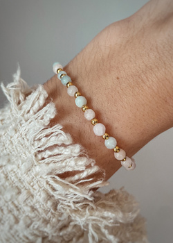Bracelet on an elastic band with khaki cubic zirconia and natural pearl