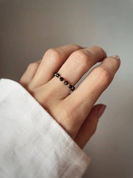 Elastic ring with natural black spinel stones