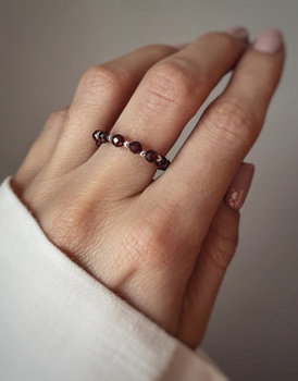 Elastic ring with natural garnet stones