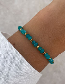 Bracelet on an elastic band with khaki cubic zirconia and natural pearl