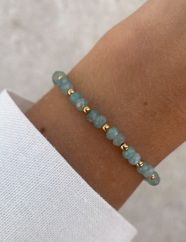 Bracelet on an elastic band with khaki cubic zirconia and natural pearl